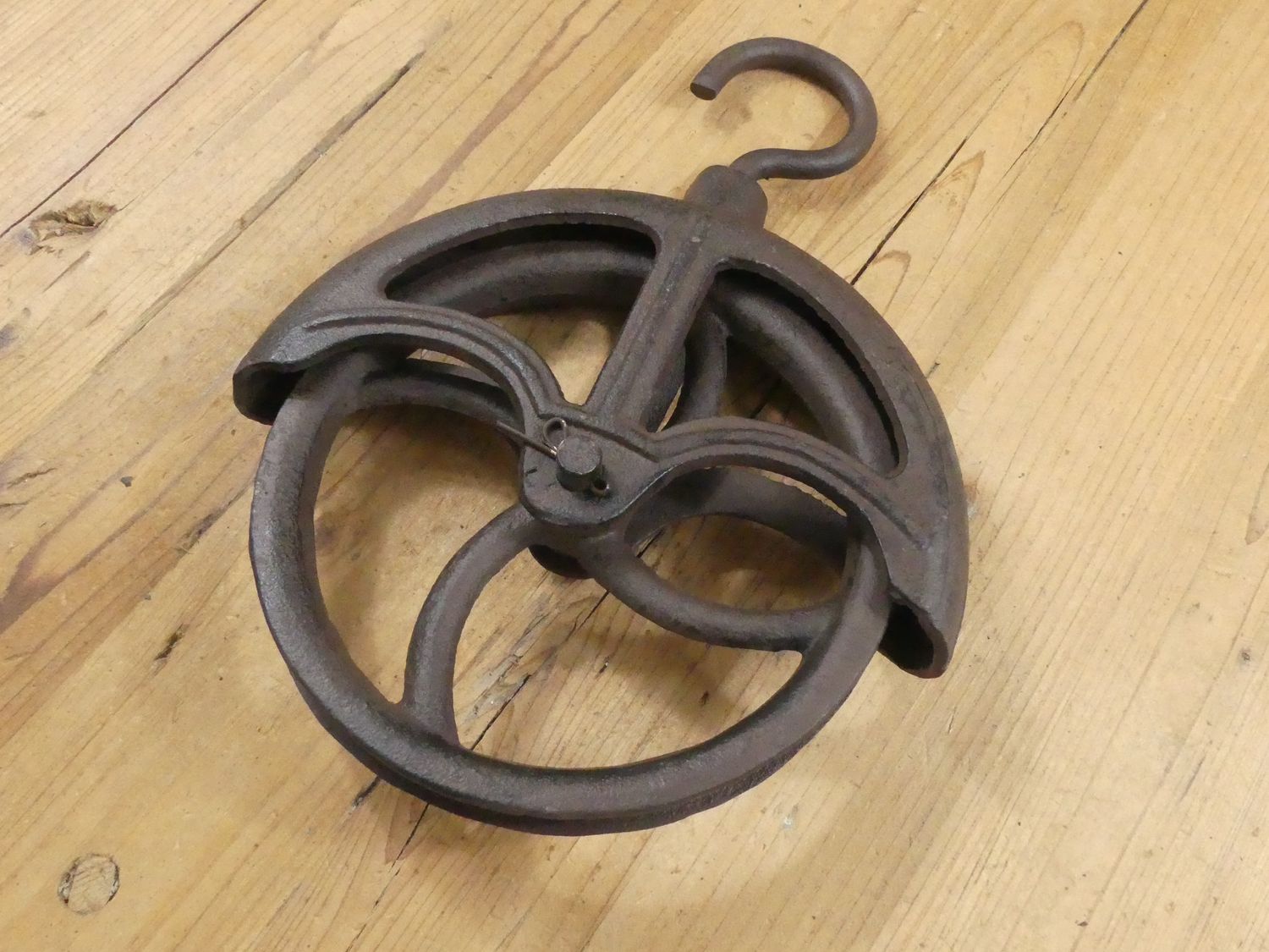 RUSTIC CAST IRON PULLEY