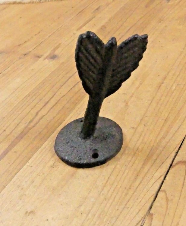CAST IRON ARROW FEATHER HOOK