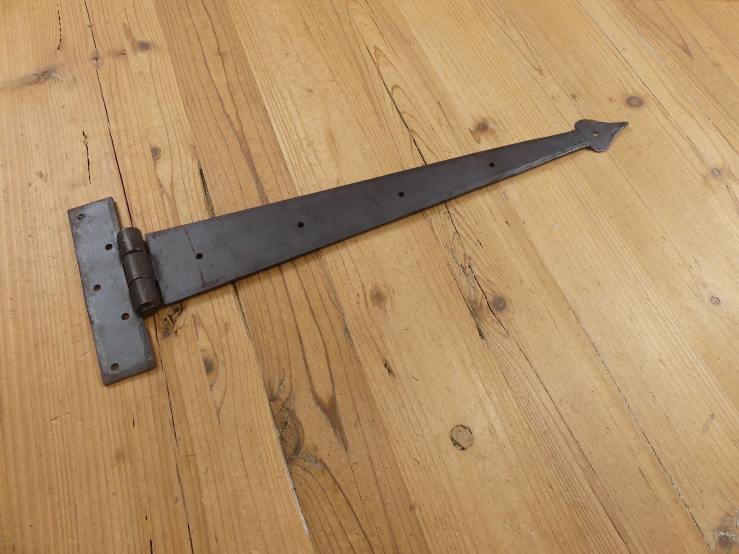 EXTRA LONG HAND FORGED T HINGES 18" ARROW END