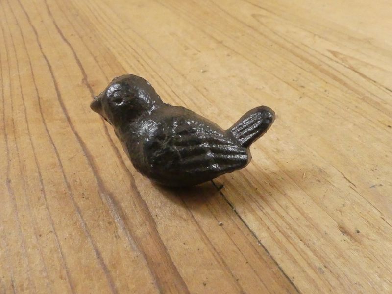 CAST IRON BIRD DRAWER PULLS WITH MOUNTING SCREW CAST IRON BIRD DRAWER PULLS WITH MOUNTING SCREW