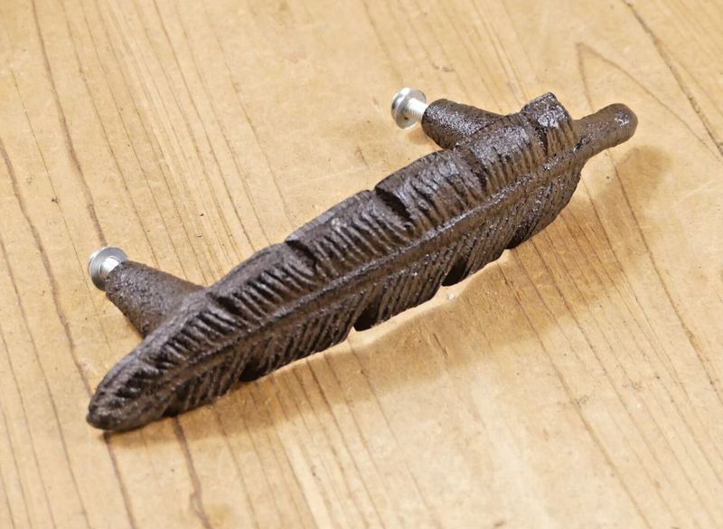 FEATHER DRAWER PULLS WITH MOUNTING SCREWS