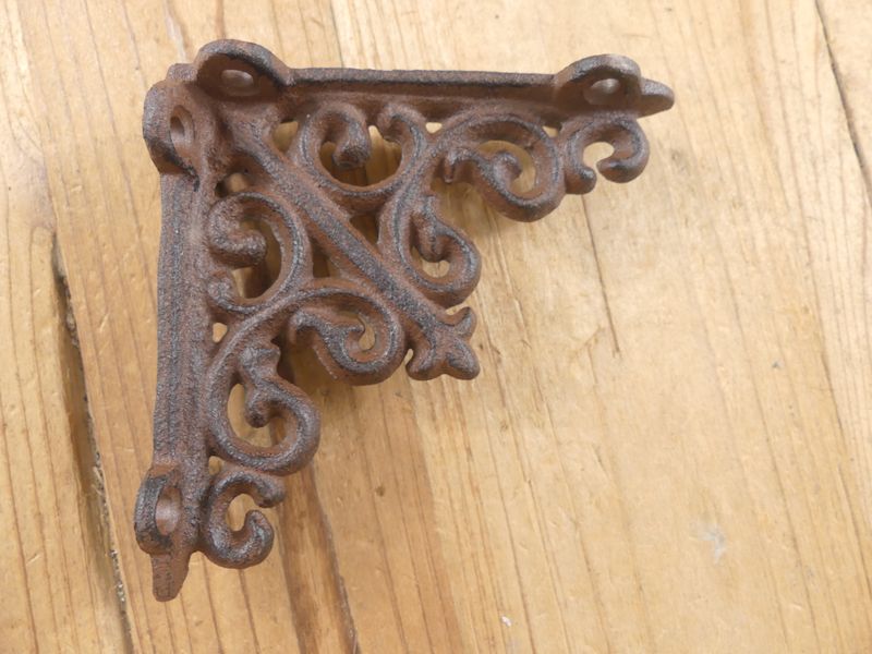 CAST IRON ARCHITECTURAL BRACKET, 4 CAST IRON ARCHITECTURAL BRACKET, 4" X 4"