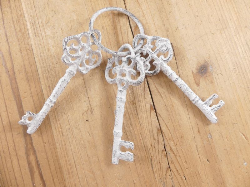 3 DISTRESSED WHITE SKELETON KEYS ON RING