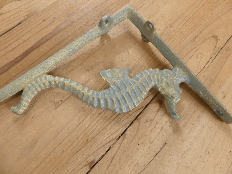 CAST IRON SEAHORSE BRACKET