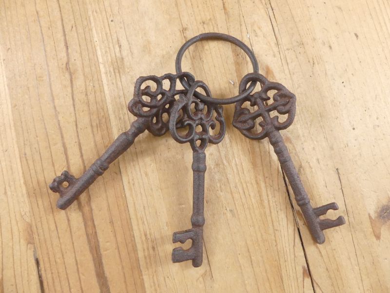 3 RUSTIC CAST IRON SKELETON JAIL KEYS 3 RUSTIC CAST IRON SKELETON JAIL KEYS