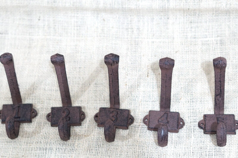 CAST IRON NUMBERED HOOKS SET 1 TO 5
