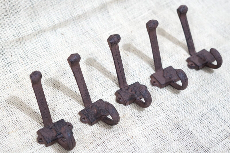 CAST IRON NUMBERED HOOKS SET 1 TO 5 CAST IRON NUMBERED HOOKS SET 1 TO 5