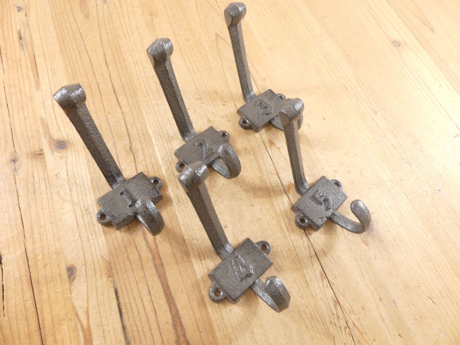 CAST IRON NUMBERED HOOKS SET 1 TO 5 CAST IRON NUMBERED HOOKS SET 1 TO 5