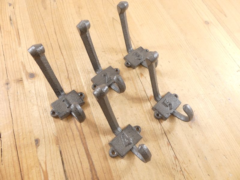 CAST IRON NUMBERED HOOKS SET 1 TO 5 CAST IRON NUMBERED HOOKS SET 1 TO 5