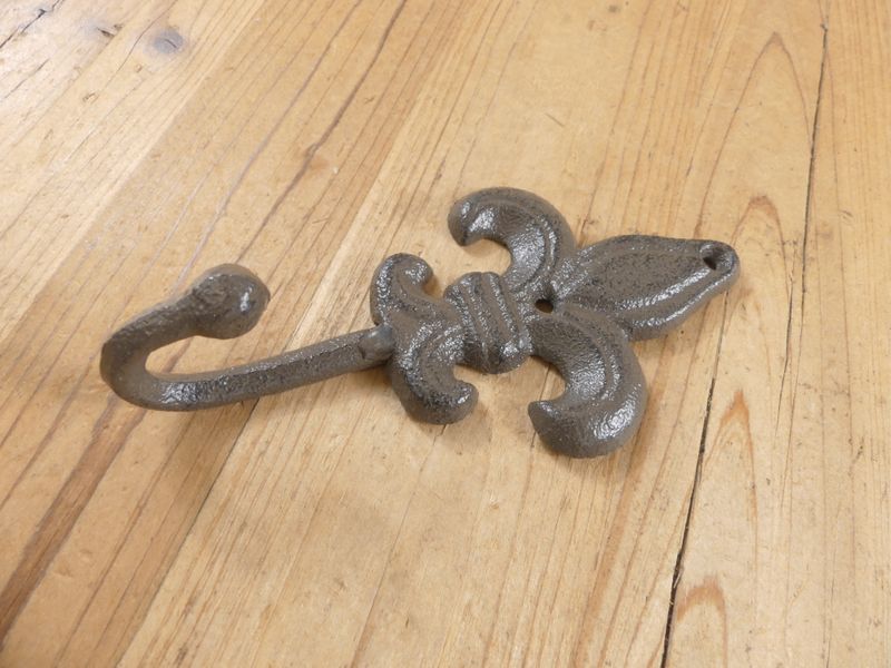FLEUR DE LIS RUSTIC CAST IRON WALL HOOK