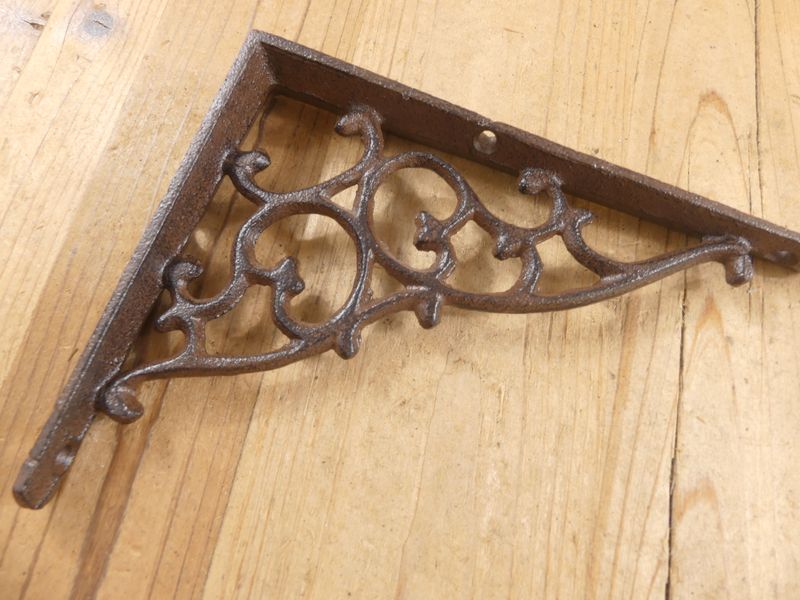 Cast Iron Vine Bracket: Vintage Elegance for Your Walls