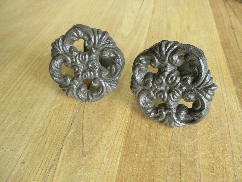 LARGE VICTORIAN CAST IRON CIRCULAR KNOB / PULL
