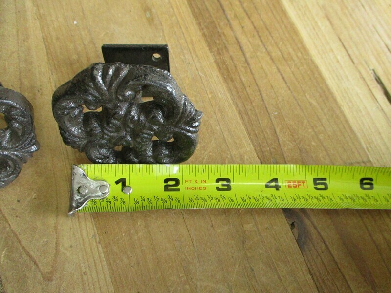 LARGE VICTORIAN CAST IRON CIRCULAR KNOB / PULL