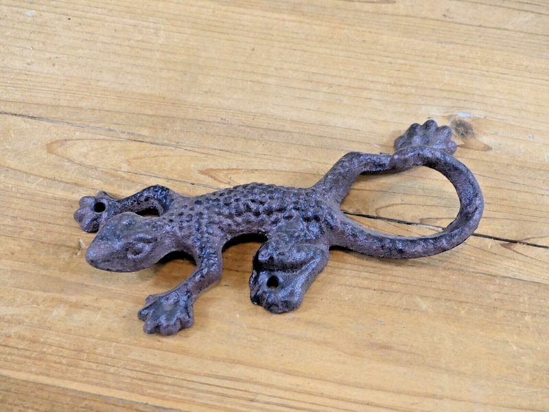 LARGE RUSTIC CAST IRON LIZARD
