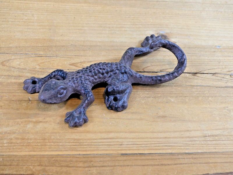 LARGE RUSTIC CAST IRON LIZARD LARGE RUSTIC CAST IRON LIZARD