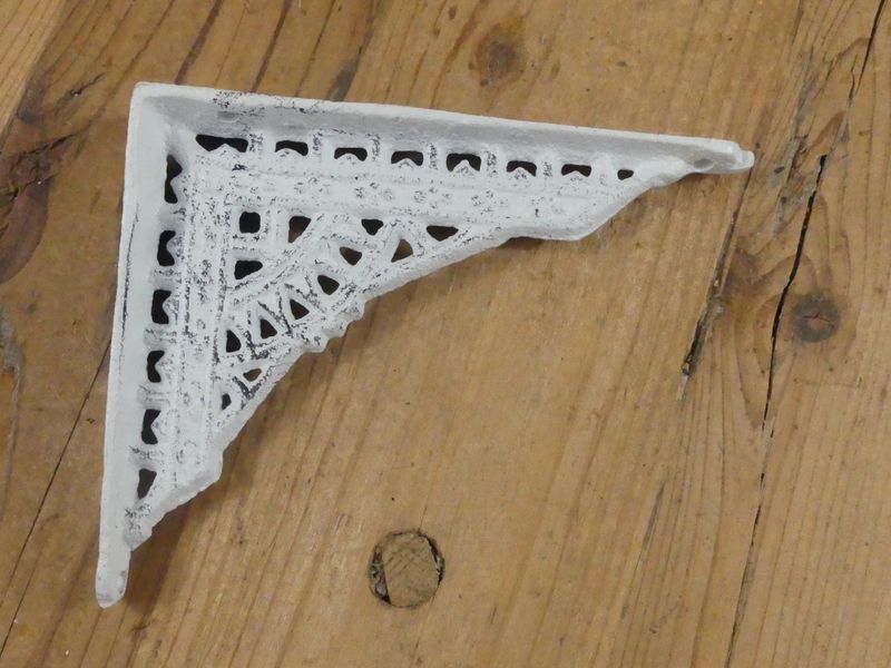 CAST IRON DISTRESSED WHITE BRACKET 4" X 5"