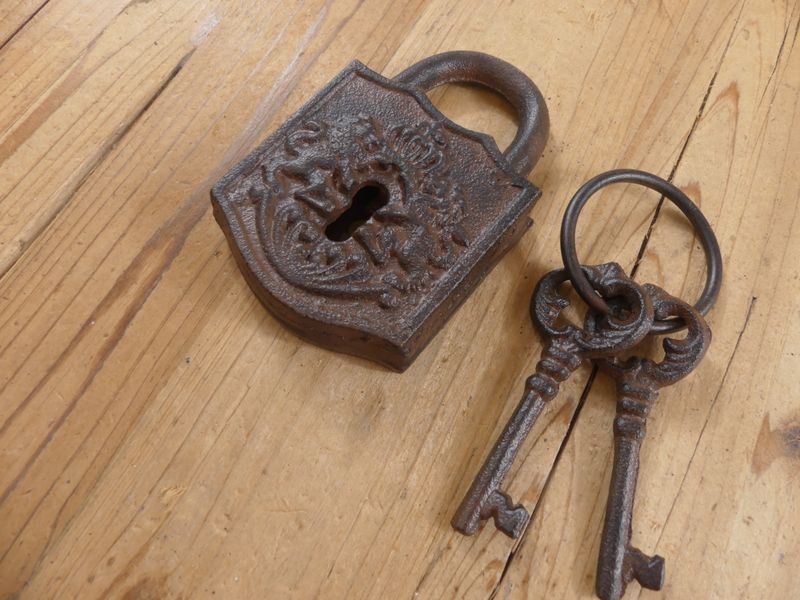 LARGE CAST IRON LOCK AND KEY SET (PROP)