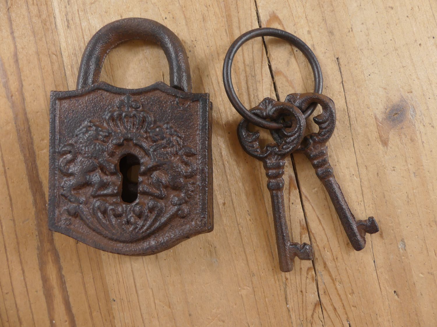 LARGE CAST IRON LOCK AND KEY SET (PROP) LARGE CAST IRON LOCK AND KEY SET (PROP)