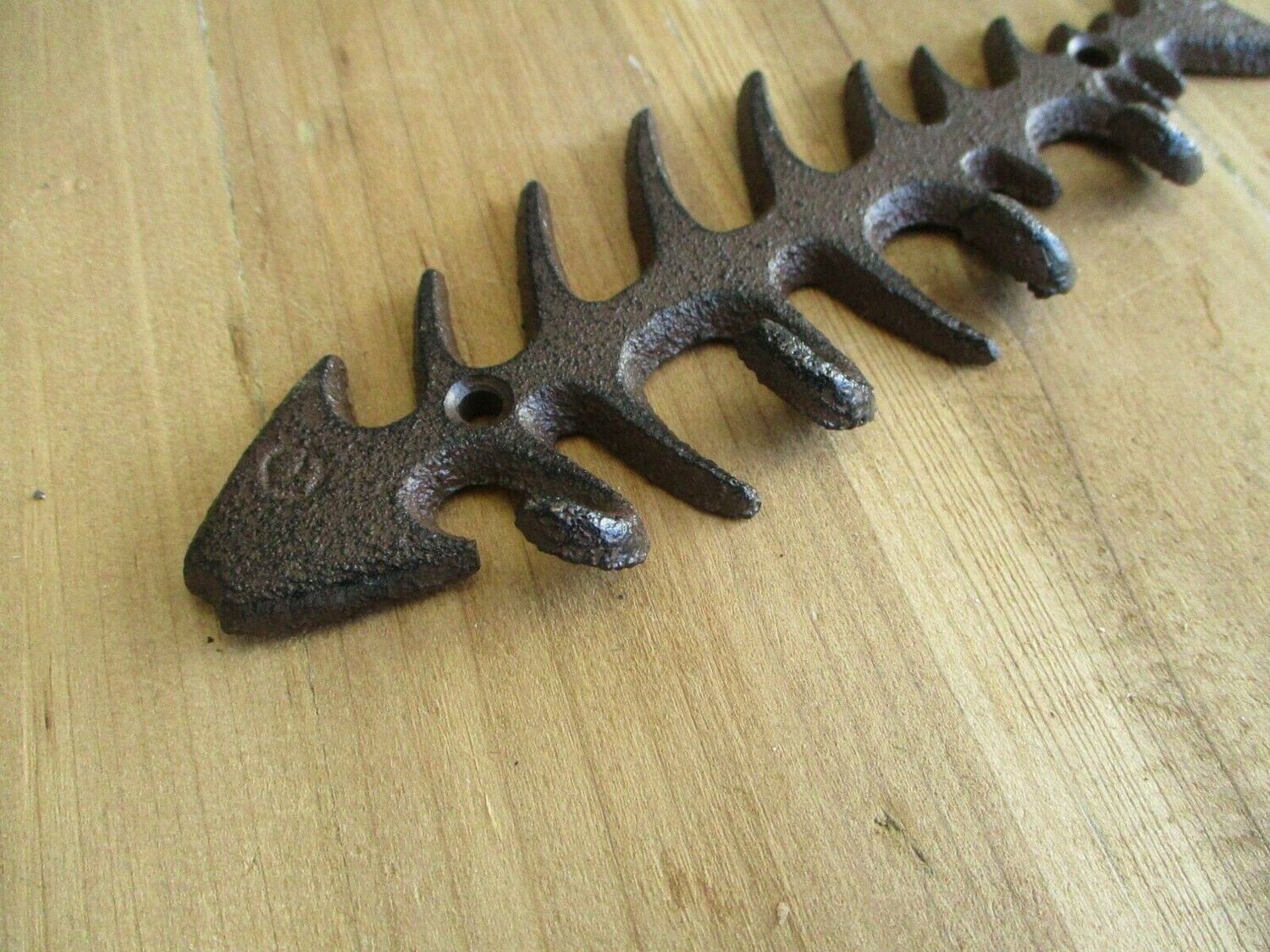 CAST IRON FISHBONE HOOK