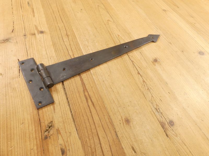 LARGE HAND FORGED T HINGE, 15 1/2" ARROW END