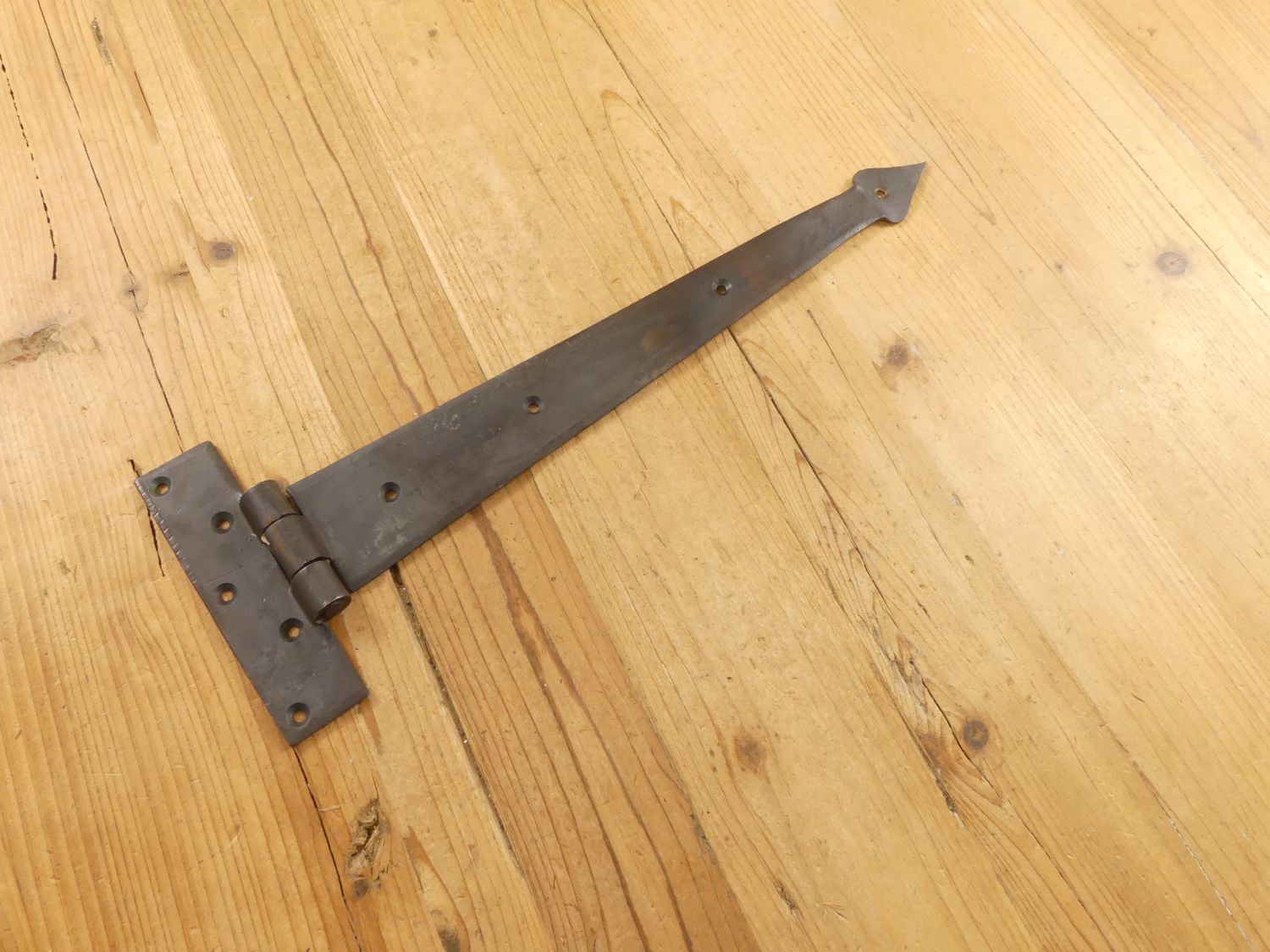 LARGE HAND FORGED T HINGE,  15 1/2" ARROW END
