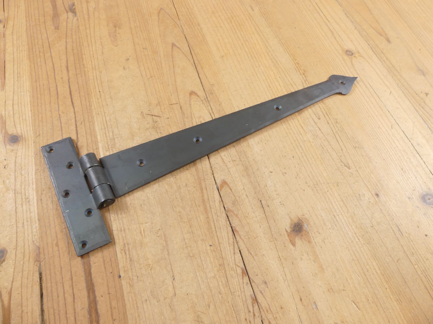 LARGE HAND FORGED T HINGE,  15 1/2" ARROW END