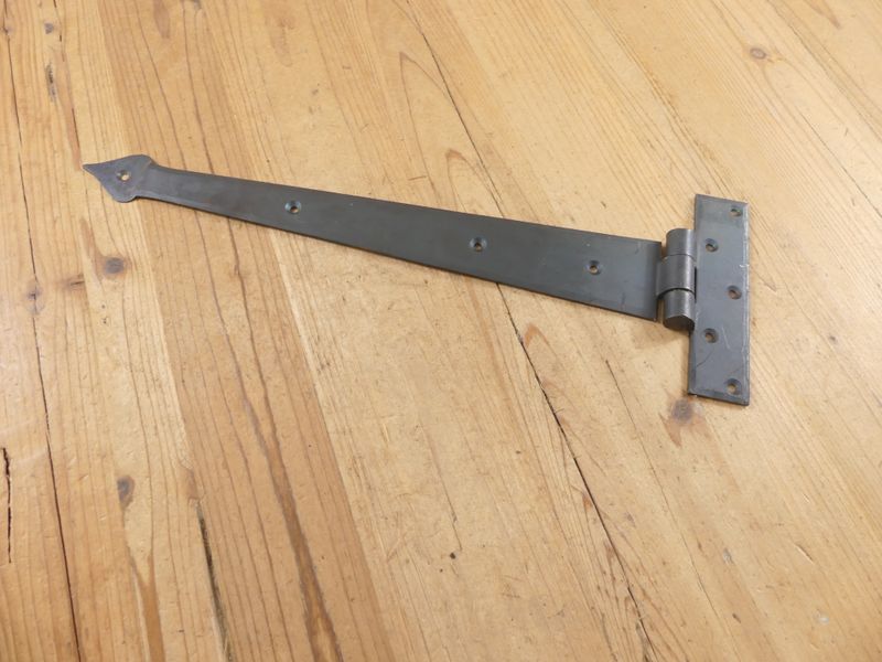 LARGE HAND FORGED T HINGE,  15 1/2" ARROW END