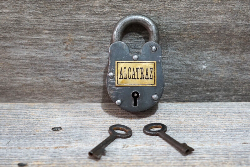 METAL ALCATRAZ LOCK AND 2 KEYS