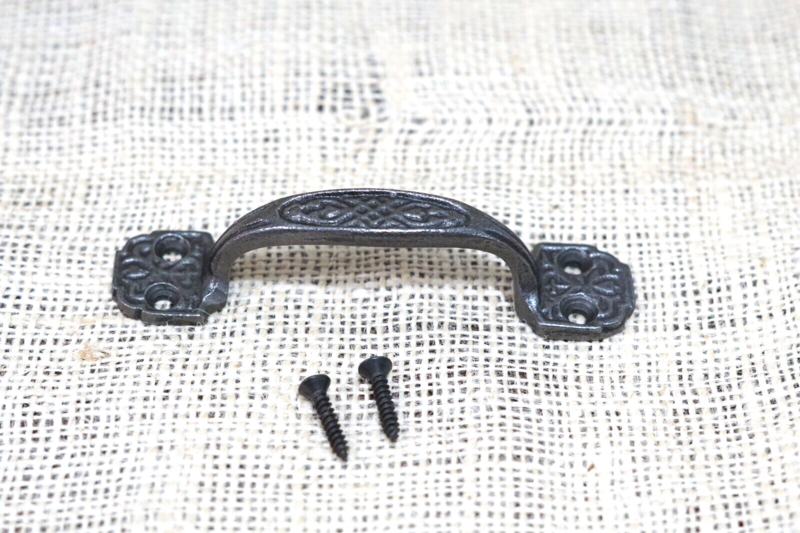 SMALL CAST IRON HANDLE / DRAWER PULL WITH VINTAGE DESIGN , 4 1/4" LONG