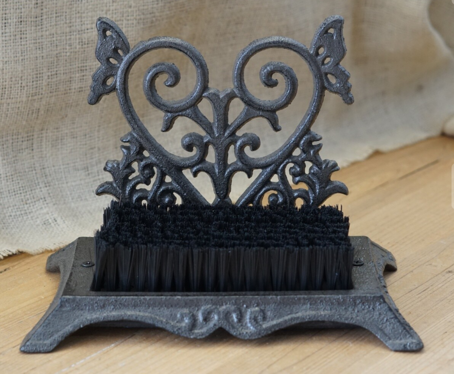 RUSTIC CAST IRON HEART BOOT BRUSH / SHOE SCRAPER RUSTIC CAST IRON HEART BOOT BRUSH / SHOE SCRAPER