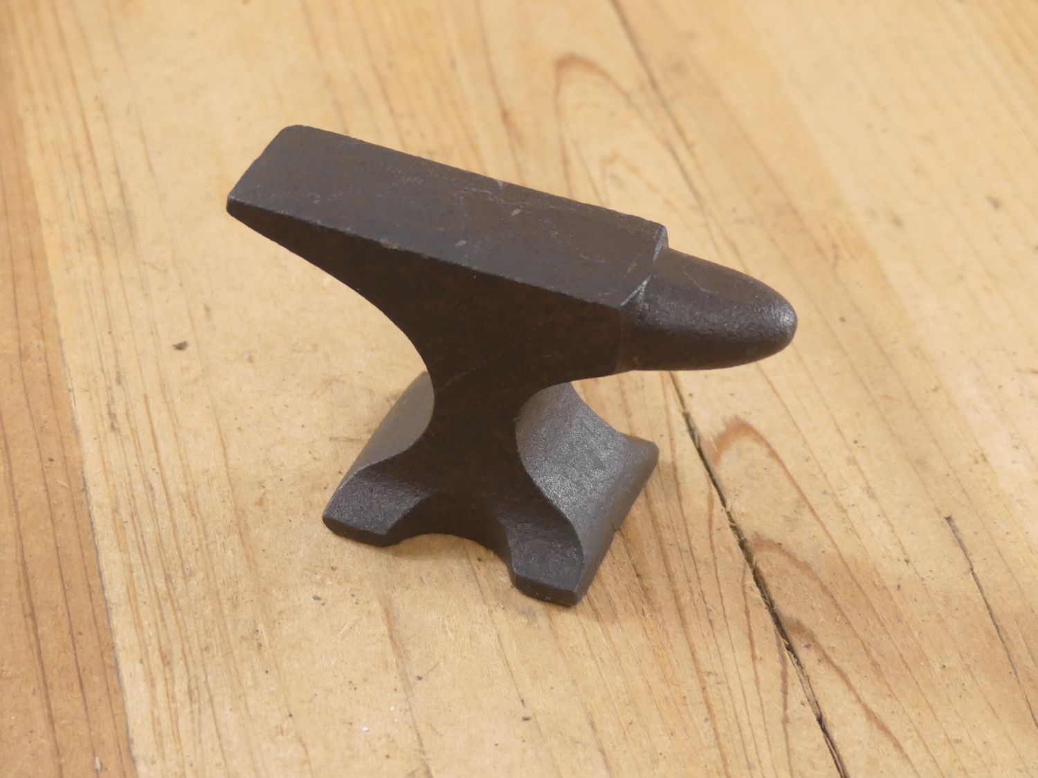 SMALL CAST IRON ANVIL PAPER WEIGHT (STYLE 2) DECORATIVE