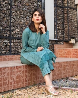 Kurtaset Cutwork Lace Detailing