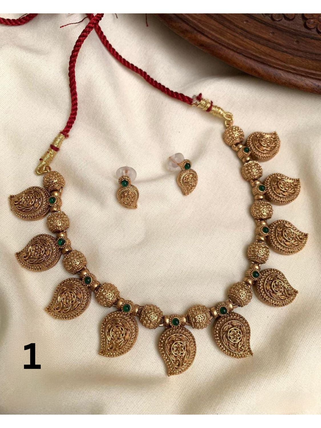 Classic Traditional Choker set