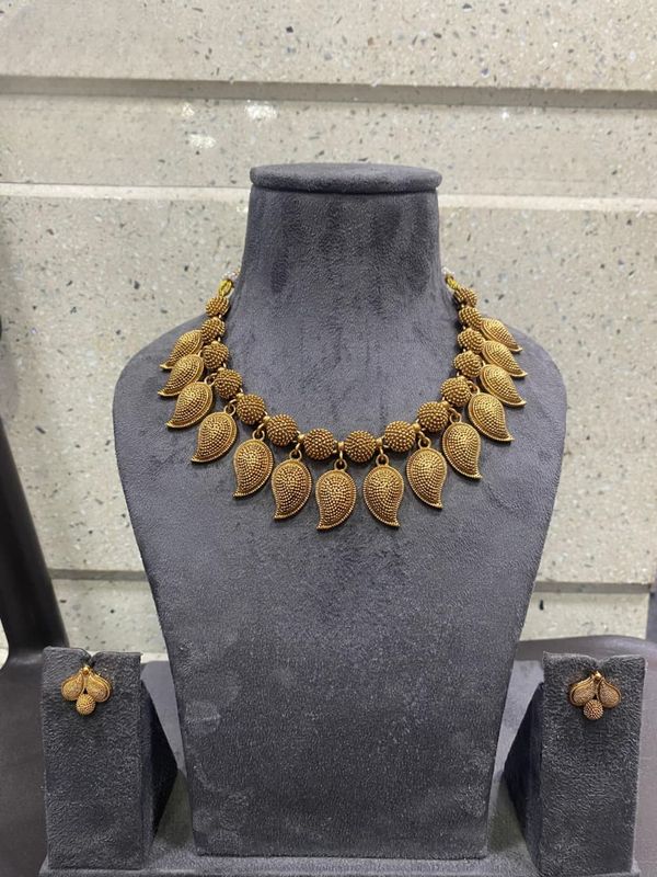 Traditional Mango Pattern Gold Chokerset