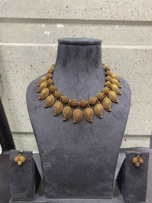 Traditional Mango Pattern Gold Chokerset