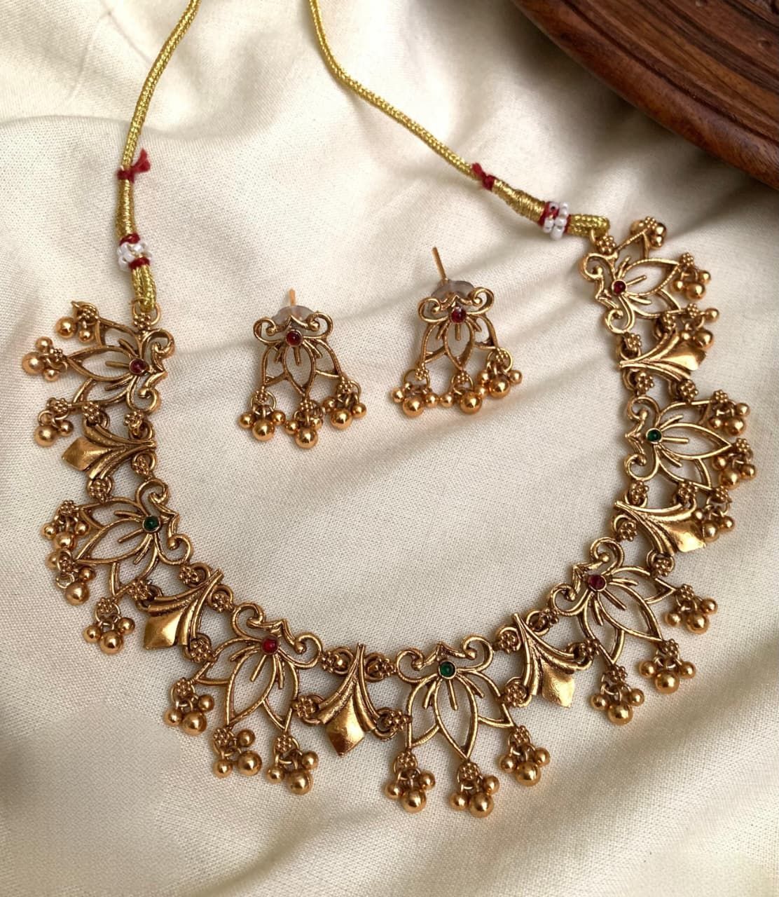 Floral Motif Chokerset