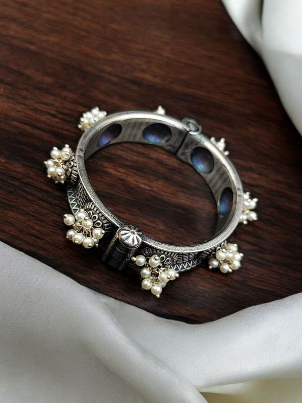 Silver Look-alike Pearl Kada
