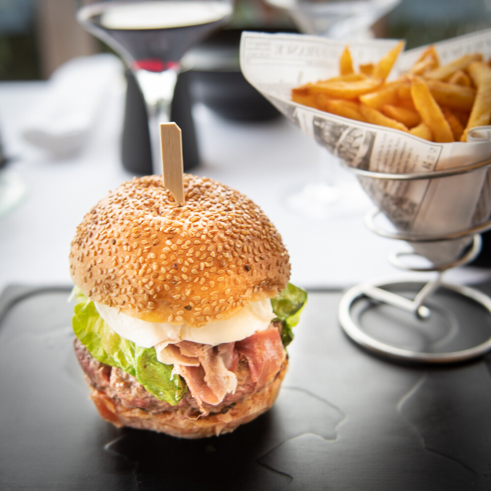 Burger de boeuf charolais, truffe, tomates confites, parmes et mozzarella
