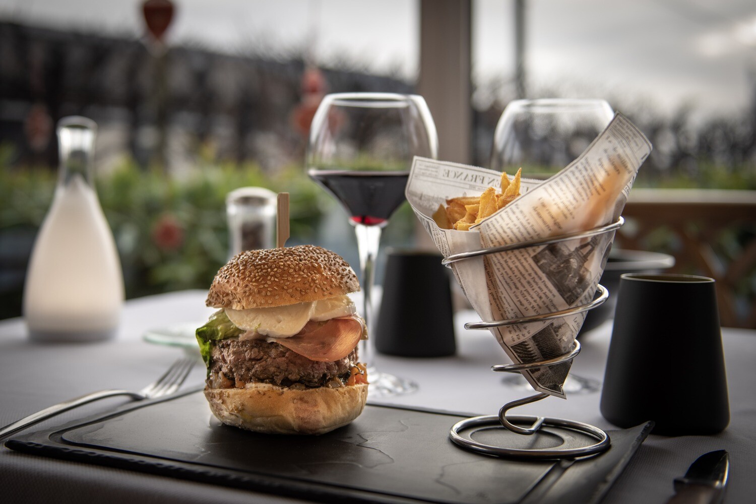 Burger de boeuf charolais, truffe, tomates confites, parmes et mozzarella