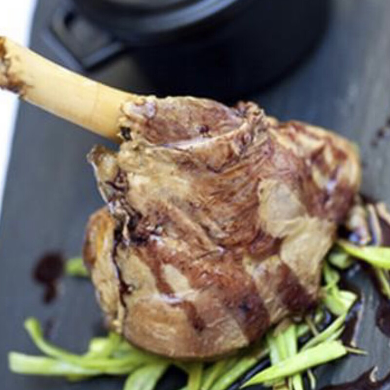 Souris d'agneau confite au thym, pommes sarladaises