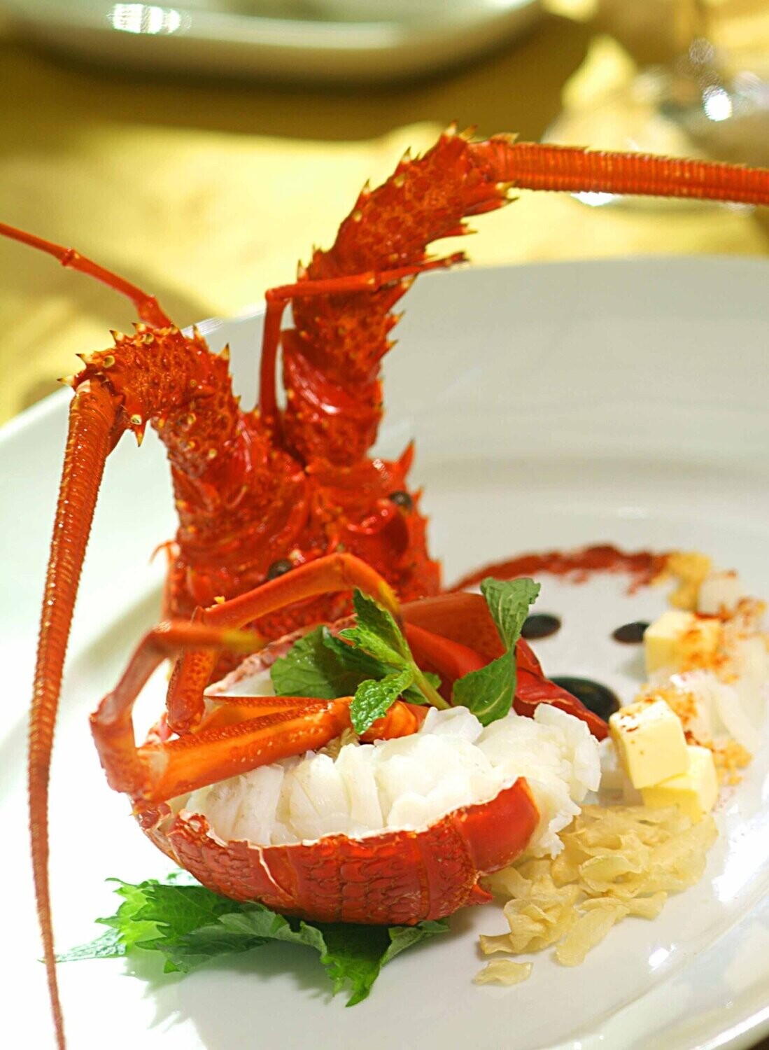 1/2 langouste à la parisienne accompagnée de macédoine uniquement pour les fêtes sur commande 1/2 langouste à la parisienne accompagnée de macédoine uniquement pour les fêtes sur commande