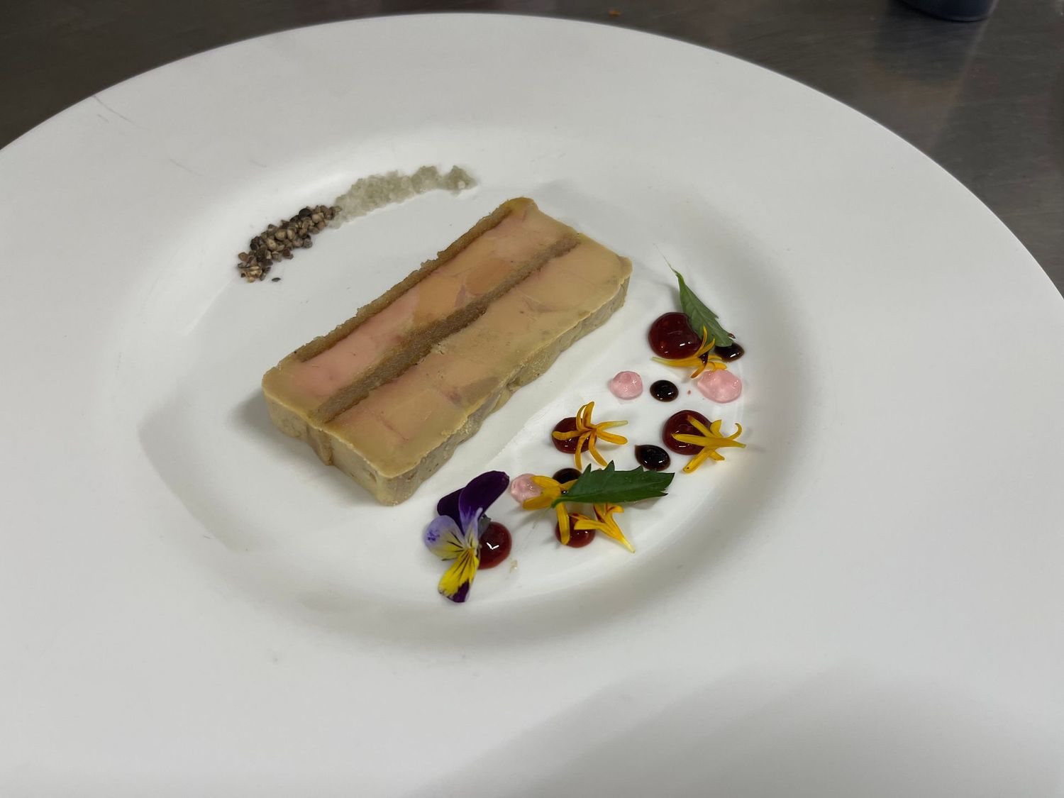 Foie gras de canard mi cuit au macaron d'Amiens (la tranche environ 100g)