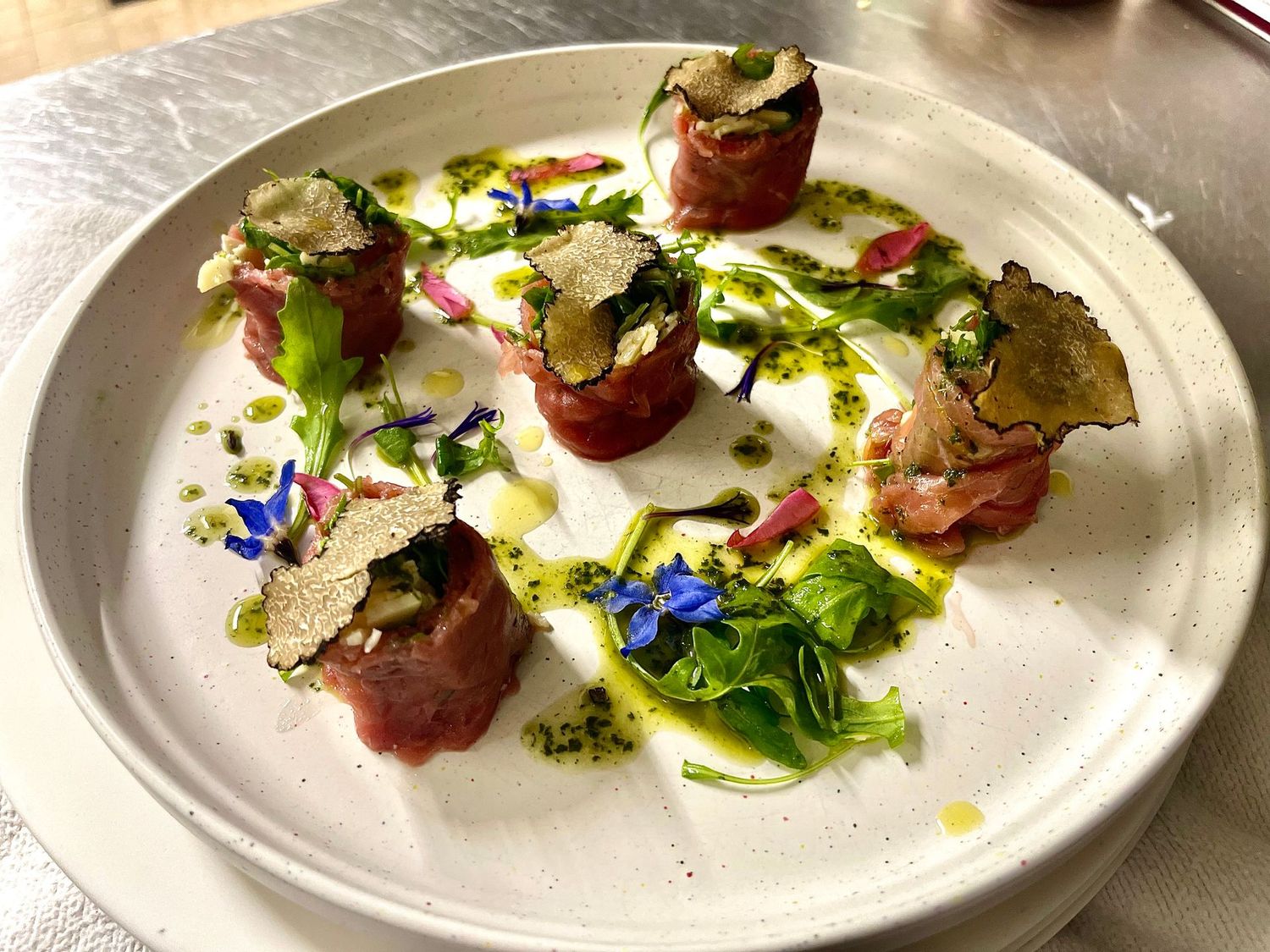 Maki de boeuf Salers en carpaccio, roquette et parmesan parfumé à la truffe