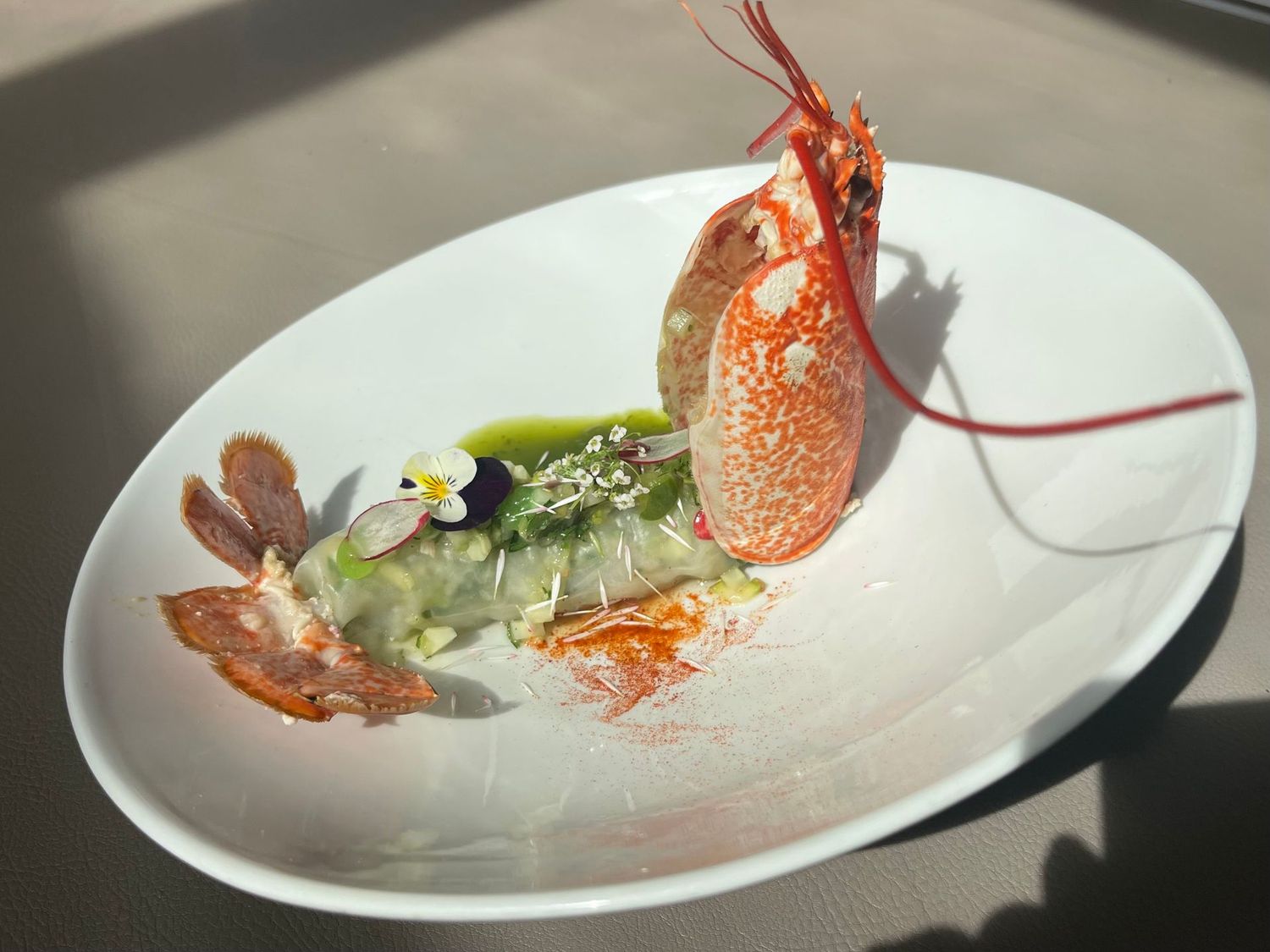 Homard bleu et asperges vertes crème de basilic-estragon, jaune d'oeuf confit à l'huile vierge