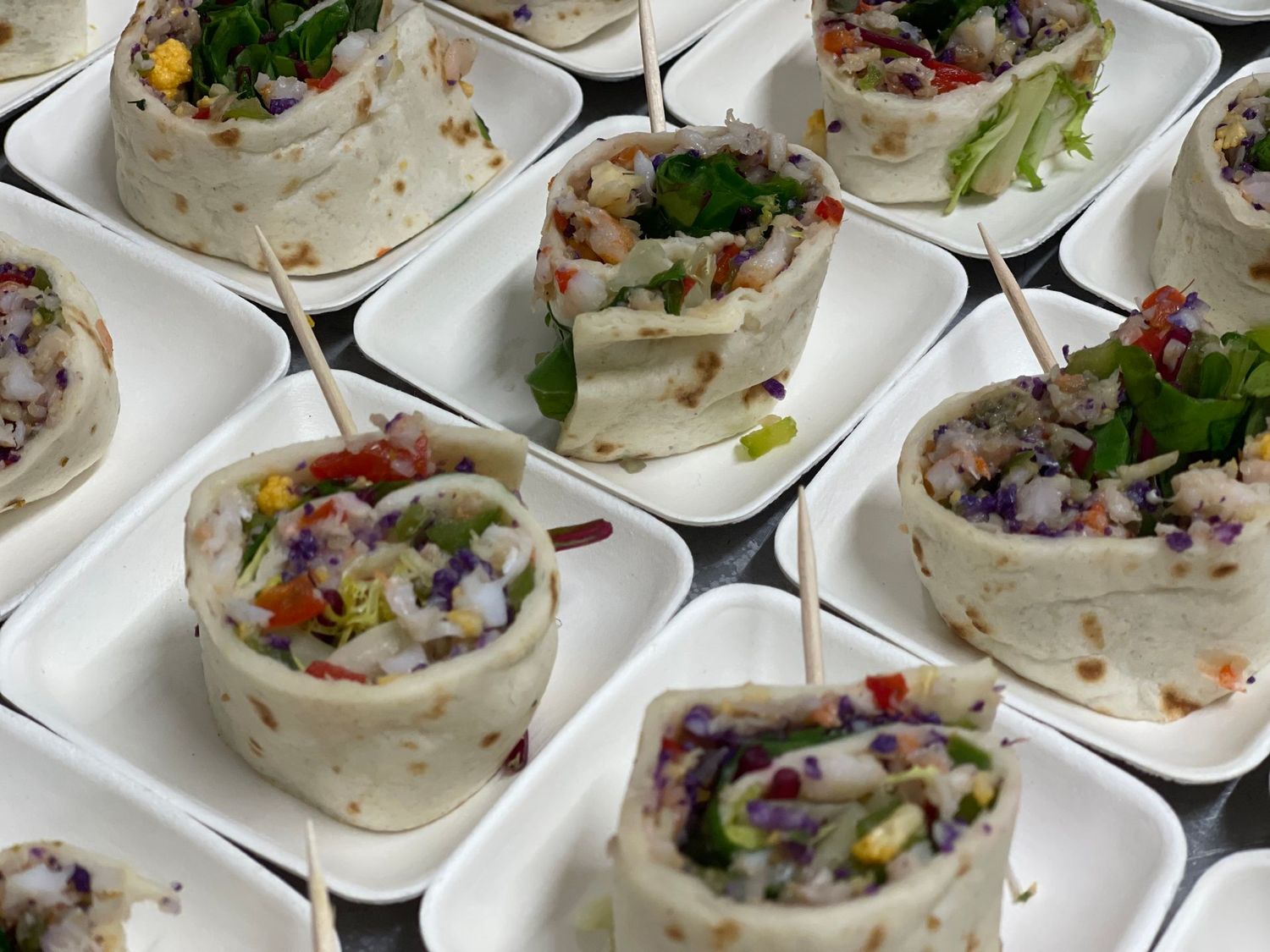 Mini Wraps poulet au curry, crevette facon thai (10 pièce) Mini Wraps poulet au curry, crevette facon thai (10 pièce)