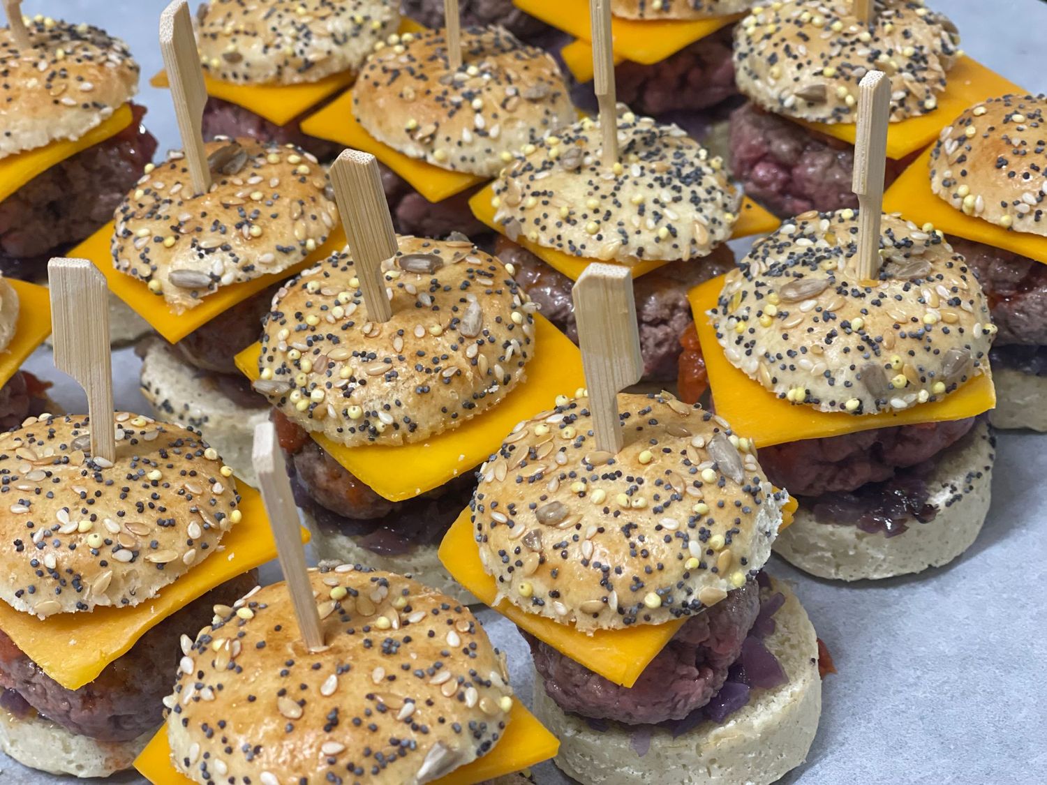 Mini burger saumon, magret de canard, boeuf 20 pièces mini (soit 2,20€/pièce)