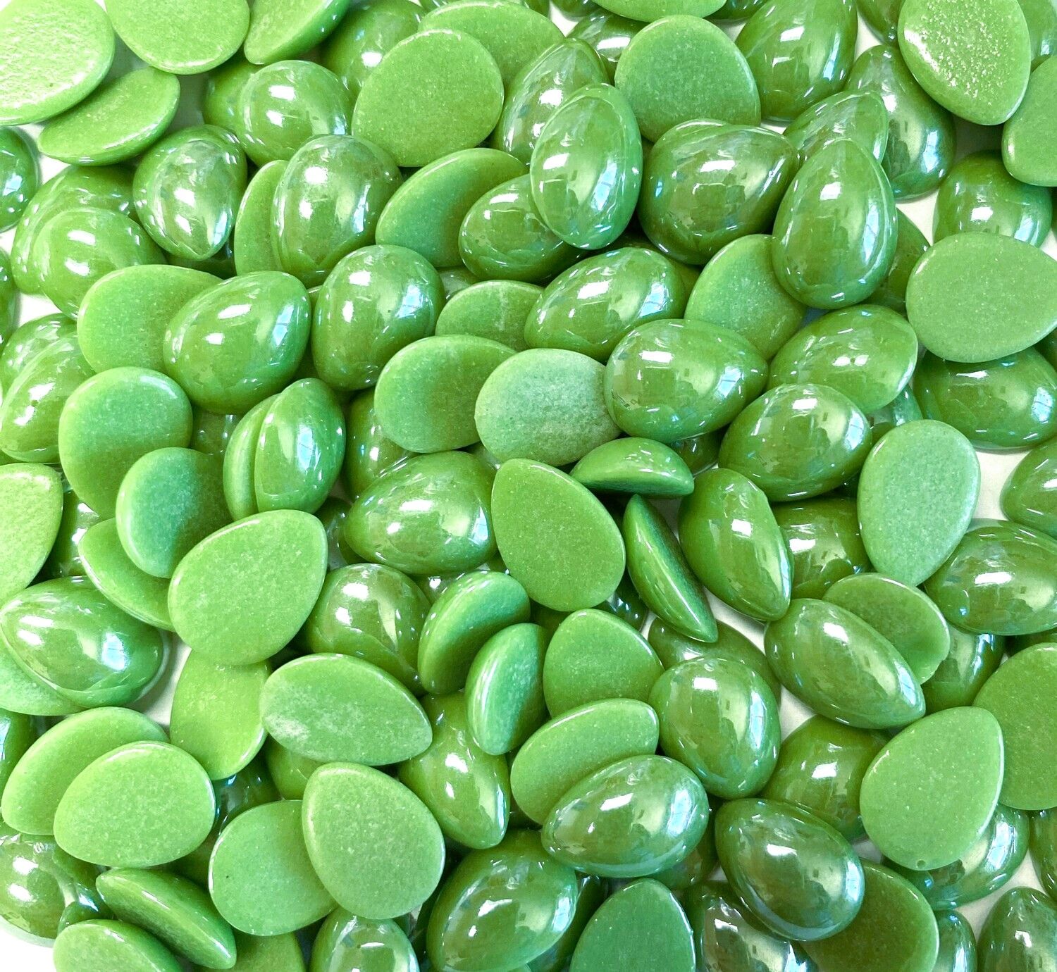 50 Pearlescent Green 14mm Glass Teardrop Tiles