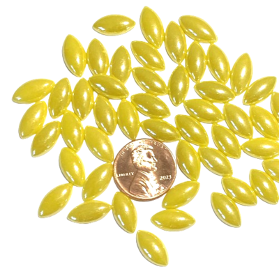 50 Pearlized Yellow Glass Petals 14mm