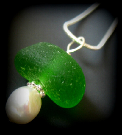 Juicy Emerald Green Bauble w/Pearl