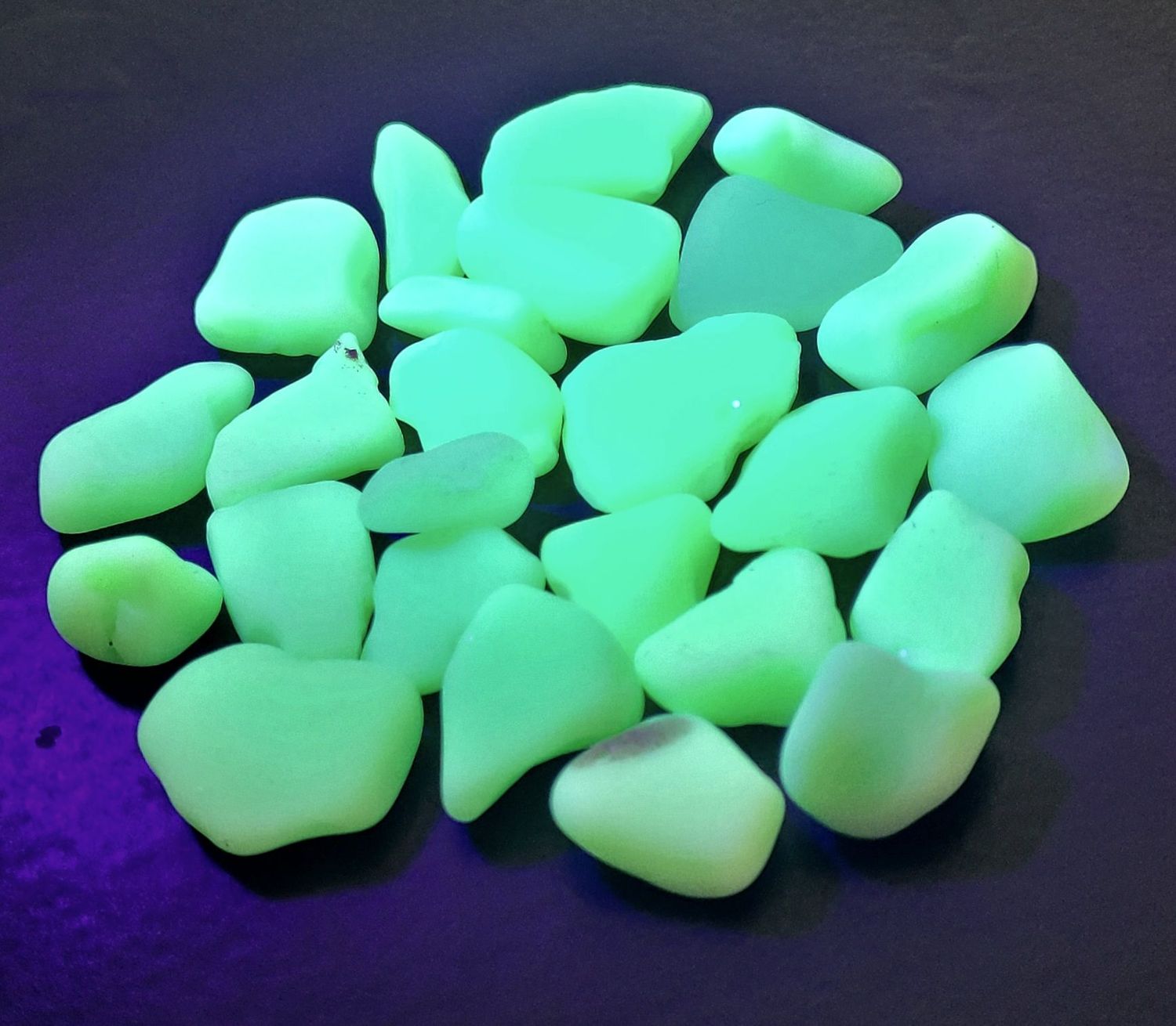 Glowy, UV Lime Milk Glass - 25pcs